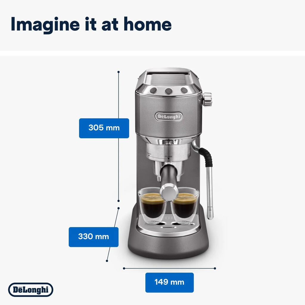 Cafetera espresso De'Longhi Dedica Style EC 685.M de 2026 con portafiltro, espumador de leche profesional, solo 15 cm de ancho, para café molido o cápsulas ESE, depósito de agua de 1 l, color plata.
