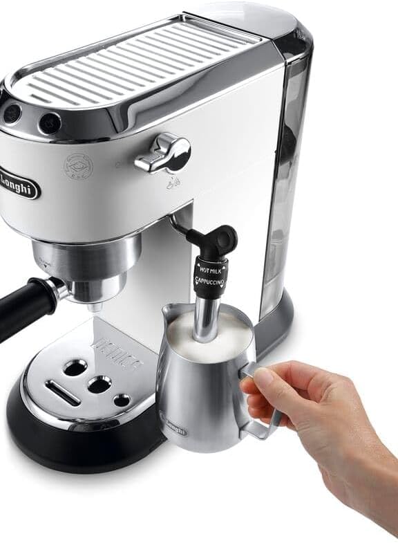 Cafetera espresso De'Longhi Dedica Style EC 685.M de 2026 con portafiltro, espumador de leche profesional, solo 15 cm de ancho, para café molido o cápsulas ESE, depósito de agua de 1 l, color plata.