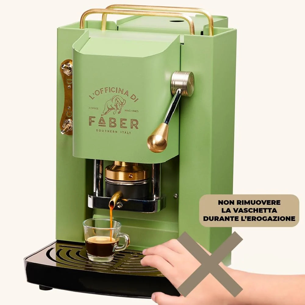Cafetera Faber PRO Total Deluxe 2026, fabricada en latón, con papel ESE de 44 mm y capacidad de 1,3 litros (blanca).