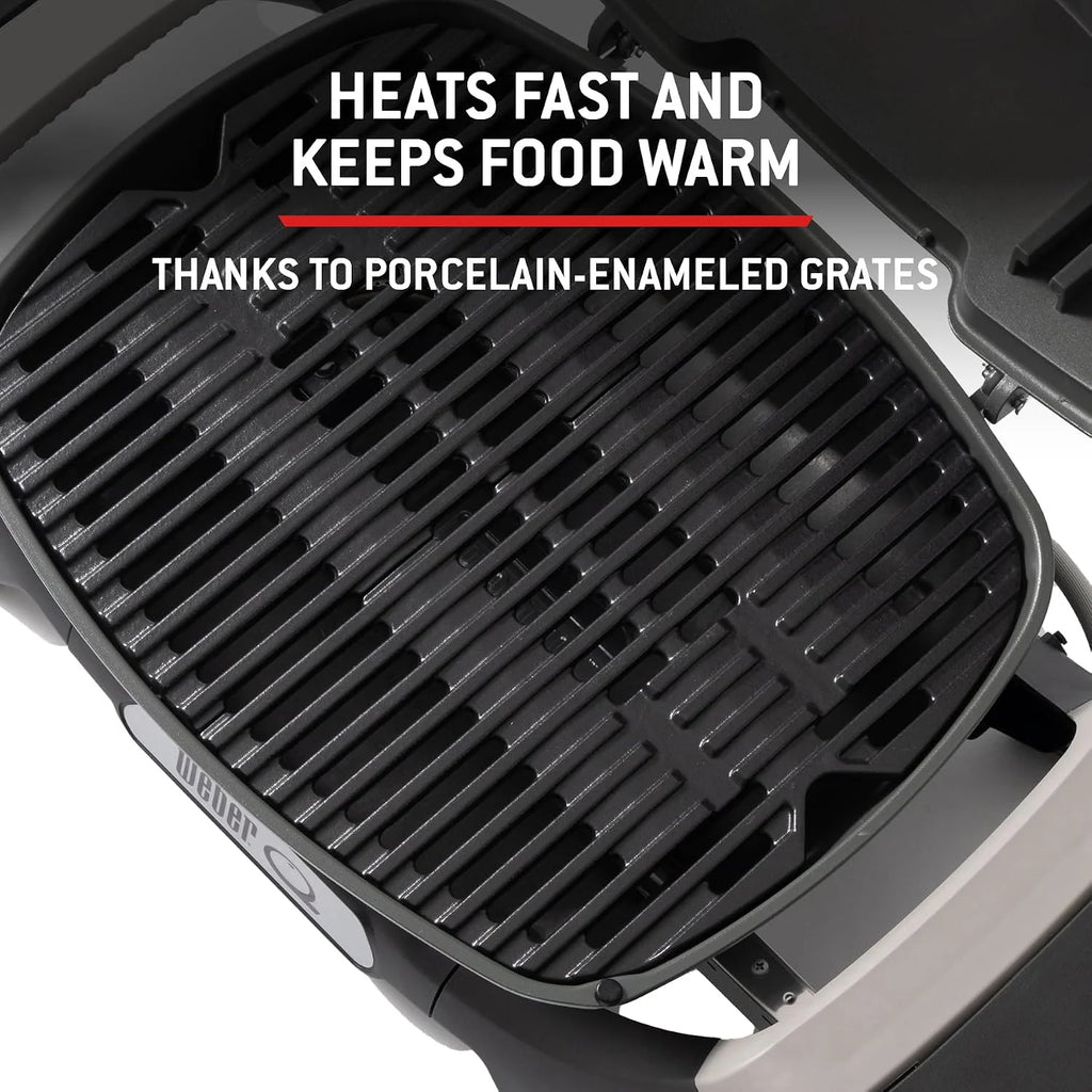 Parrilla de gas Weber Q 1200N 2026 con mesas laterales/Parrilla ligera para camping, patios y balcones con quemador de alto rendimiento, rejillas de hierro fundido esmaltadas en porcelana y encendido electrónico, color negro medianoche.
