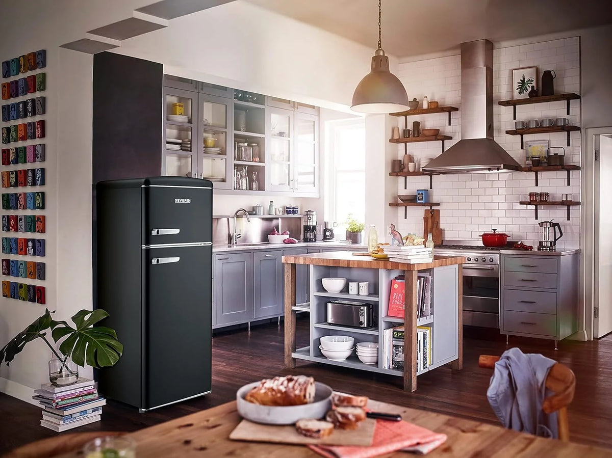 SEVERIN Retro 2026 – Combinación de frigorífico y congelador, una maravilla que ahorra espacio, 4 estantes regulables en altura y un amplio cajón para verduras, capacidad neta de 206 L, color crema, RKG 8933