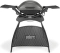 Parrilla eléctrica Weber Q2400 de 2026 con soporte y mesas laterales, superficie de cocción de 54 x 39 cm, portátil, rejilla de cocción de hierro fundido esmaltado en porcelana de 2 piezas, tapa y carcasa de aluminio fundido – Gris oscuro (55020879)