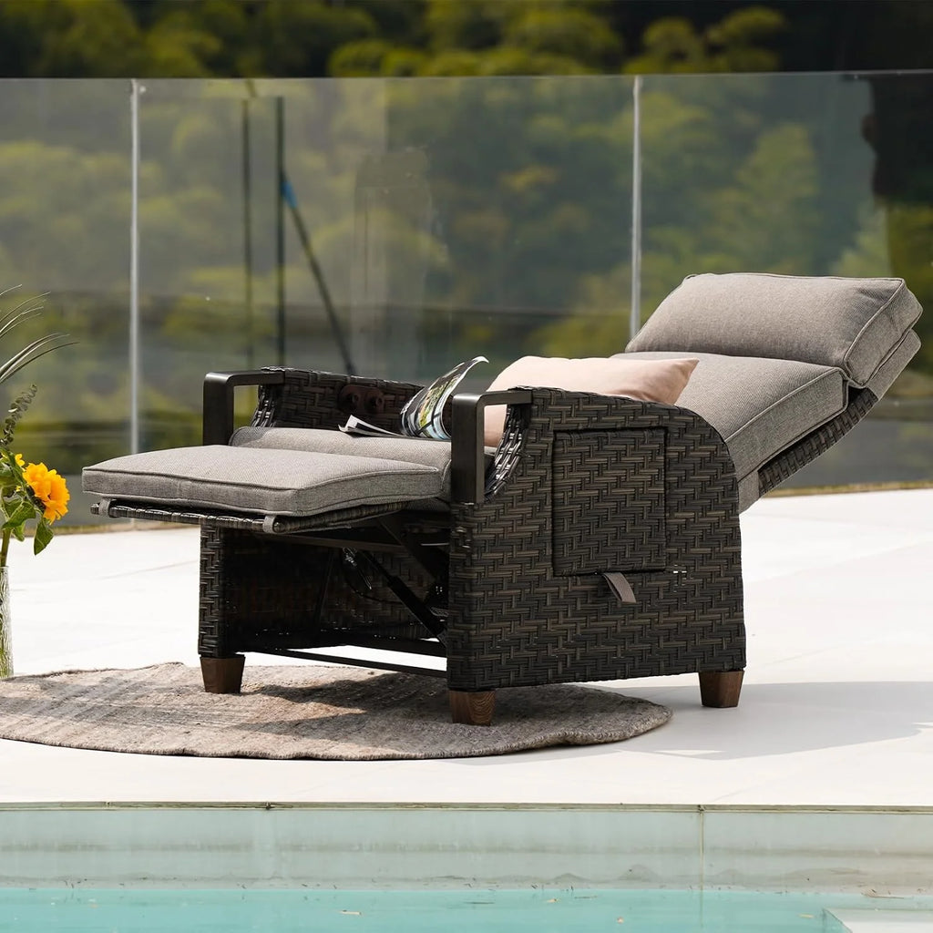 Tumbona de ratán Grand Patio 2026 con cojín de asiento, sillón, respaldo ajustable, para uso interior y exterior, gris oscuro – Cojín de asiento gris oscuro y ratán marrón.