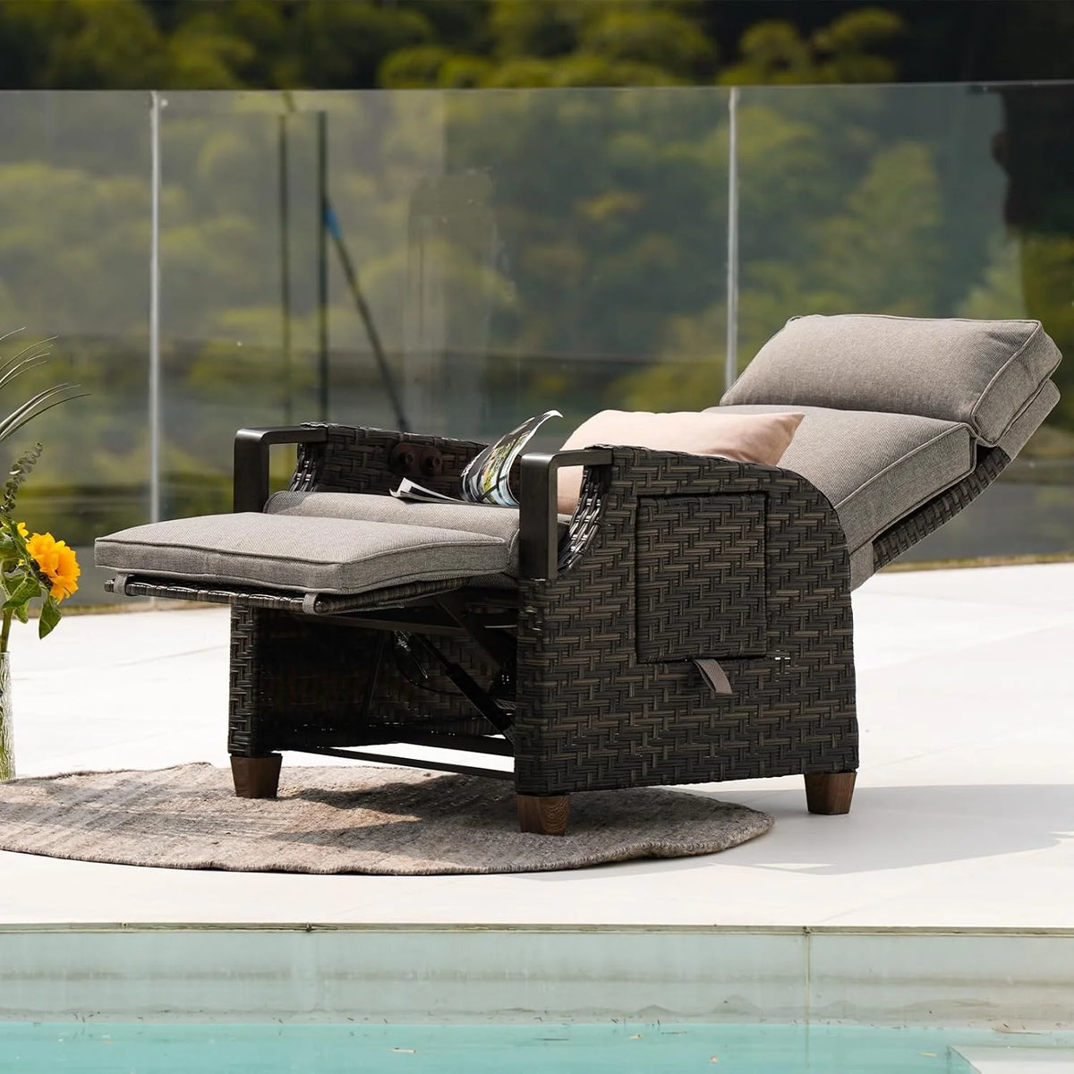 Tumbona de ratán Grand Patio 2026 con cojín de asiento, sillón, respaldo ajustable, para uso interior y exterior, gris oscuro – Cojín de asiento gris oscuro y ratán marrón.