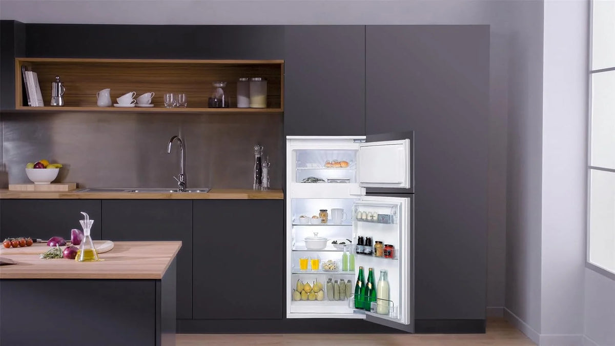 Frigorífico/congelador integrable Bauknecht KDI 12S2 de 2026, 173 l, control electrónico de temperatura, descongelación automática, iluminación LED, funcionamiento silencioso (36 dB), bisagra de puerta reversible, clase energética E, color blanco.