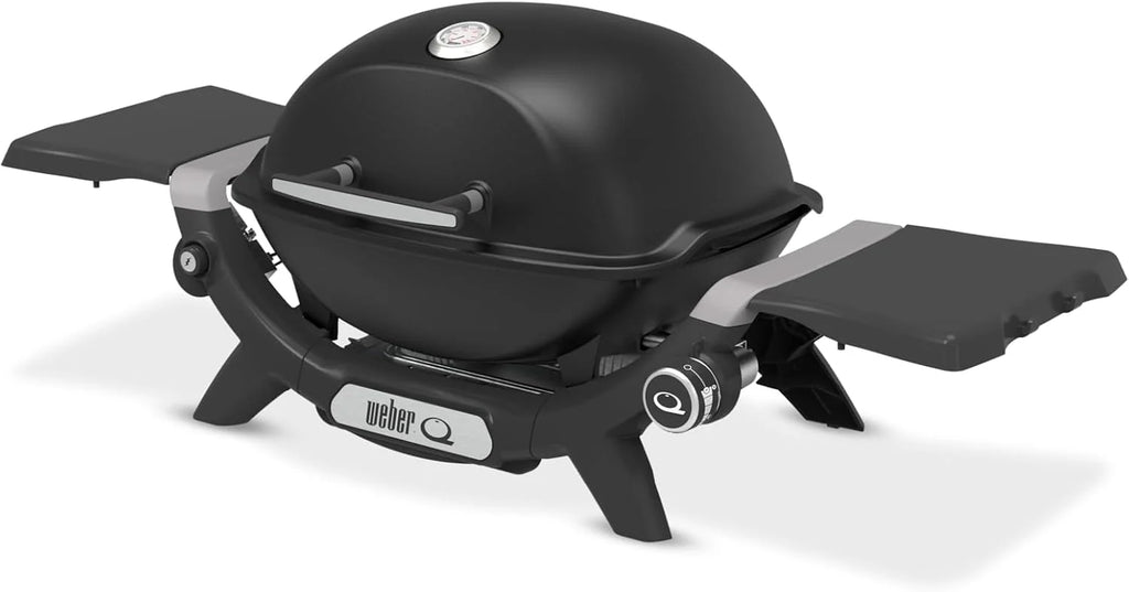 Parrilla de gas Weber Q 1200N 2026 con mesas laterales/Parrilla ligera para camping, patios y balcones con quemador de alto rendimiento, rejillas de hierro fundido esmaltadas en porcelana y encendido electrónico, color negro medianoche.