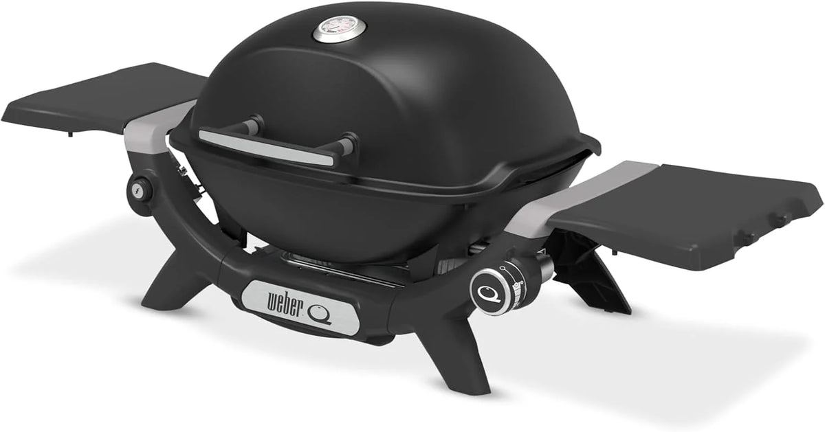 Parrilla de gas Weber Q 1200N 2026 con mesas laterales/Parrilla ligera para camping, patios y balcones con quemador de alto rendimiento, rejillas de hierro fundido esmaltadas en porcelana y encendido electrónico, color negro medianoche.