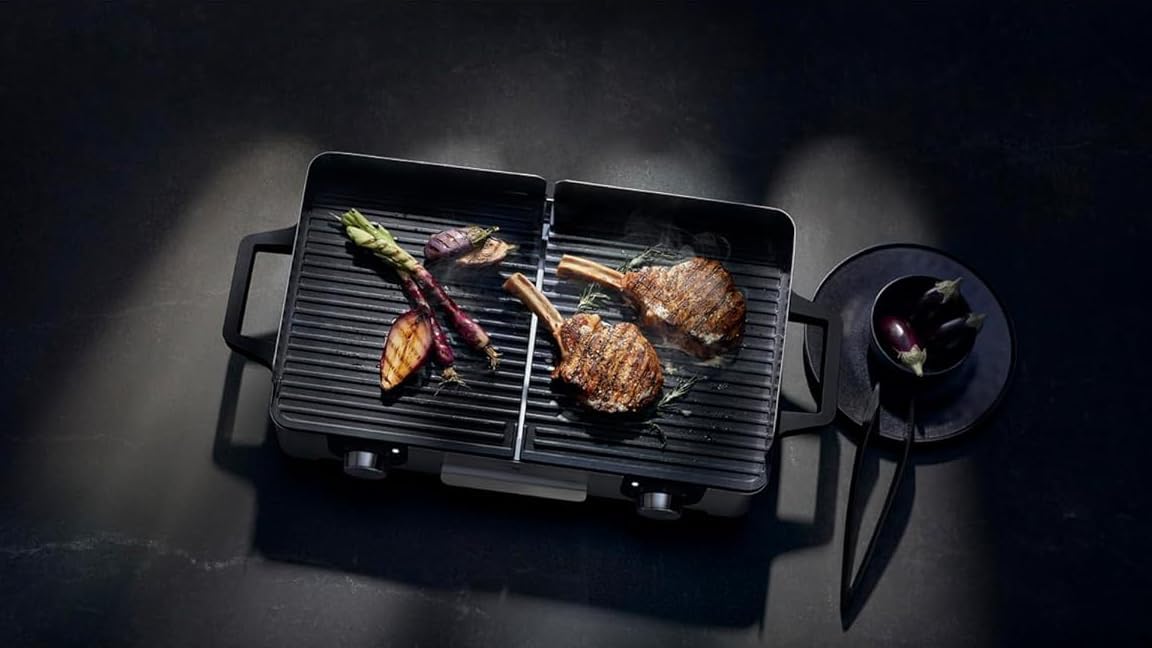 Parrilla eléctrica WMF Lono Master Grill 2026, 50x28 cm, parrilla de mesa eléctrica con paravientos y bandeja recogegrasa, certificada para uso exterior, 2 superficies de cocción ajustables independientemente, 2400 W, acero inoxidable mate.