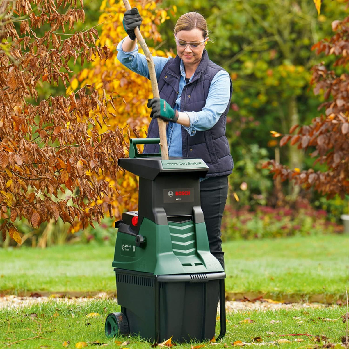 Trituradora de turbina Bosch AXT 25 TC 2026 (2500 W; apta para madera y residuos de jardín duros; incluye guantes de jardinería; caja recolectora integrada de 53 l; en caja de cartón) – Edición