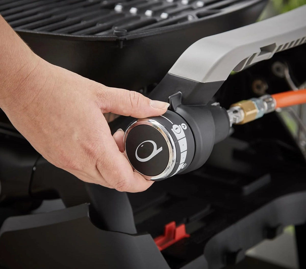 Parrilla de gas Weber Q 1200N 2026 con mesas laterales/Parrilla ligera para camping, patios y balcones con quemador de alto rendimiento, rejillas de hierro fundido esmaltadas en porcelana y encendido electrónico, color negro medianoche.