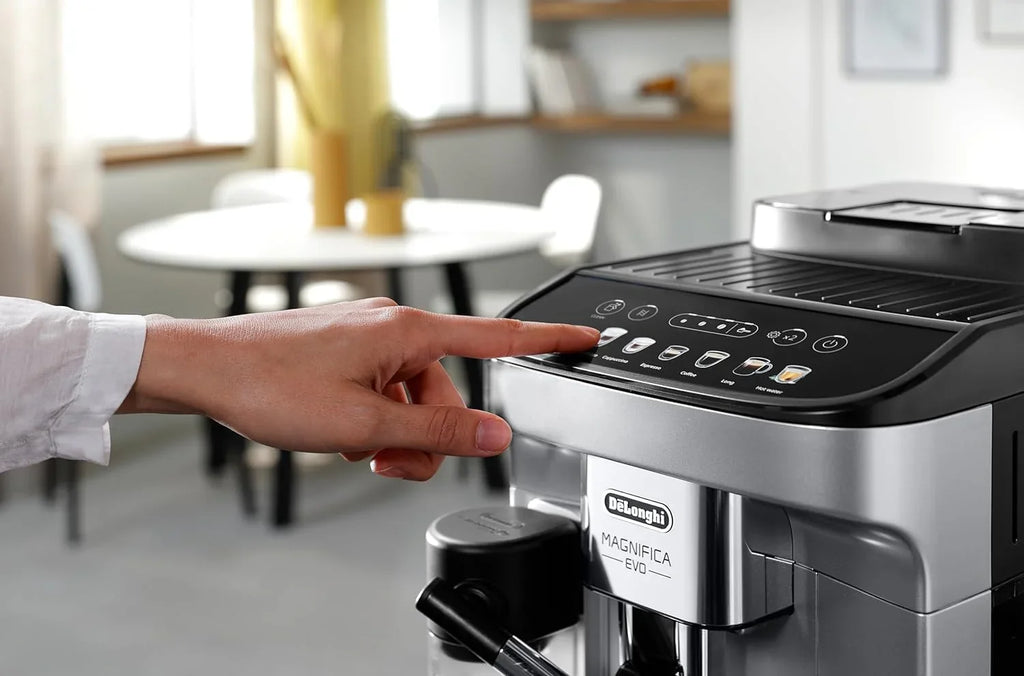 Cafetera automática De'Longhi Magnifica Evo ECAM 292.81.B (modelo 2026) con sistema de leche LatteCrema, 7 botones de selección directa para capuchino, espresso y otras especialidades de café, función para 2 tazas, color negro.