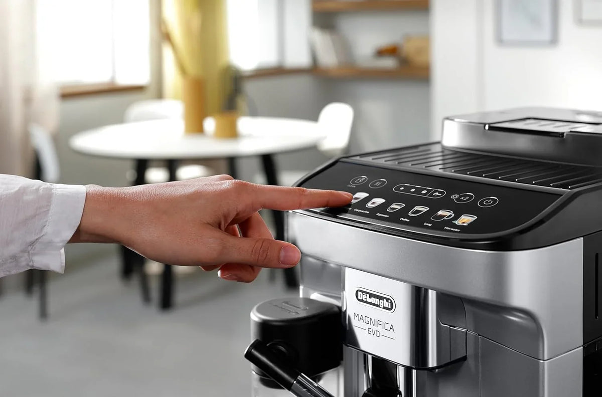 Cafetera automática De'Longhi Magnifica Evo ECAM 292.81.B (modelo 2026) con sistema de leche LatteCrema, 7 botones de selección directa para capuchino, espresso y otras especialidades de café, función para 2 tazas, color negro.