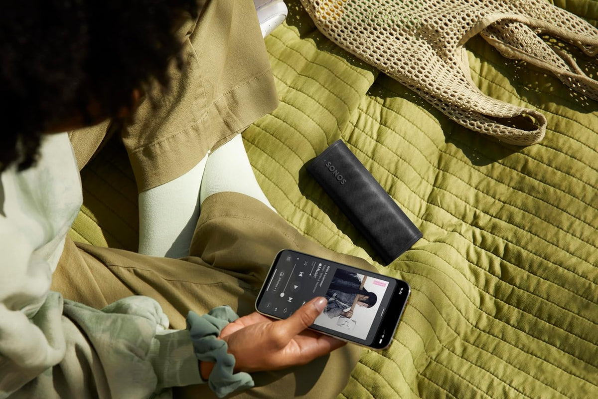 Sonos Roam 2 (2026) | Altavoz ligero, portátil e impermeable con Bluetooth, Wi – Fi, al menos 10 horas de autonomía y control por voz para uso en interiores y exteriores – Blanco