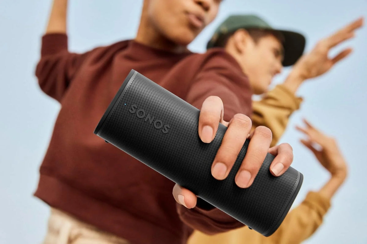 Sonos Roam 2 (2026) | Altavoz ligero, portátil e impermeable con Bluetooth, Wi – Fi, al menos 10 horas de autonomía y control por voz para uso en interiores y exteriores – Blanco