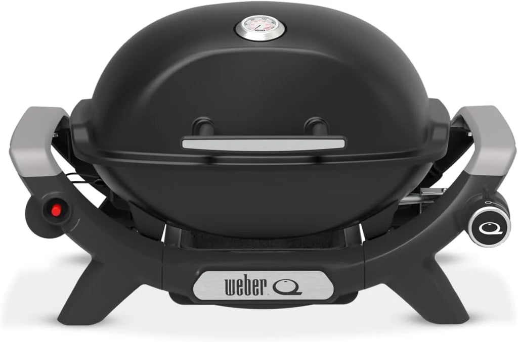 Parrilla de gas portátil Weber Q 1100N 2026, ligera, ideal para acampar, patios y balcones. Cuenta con quemador de alto rendimiento, rejillas de hierro fundido esmaltado y encendido electrónico. Color negro medianoche.