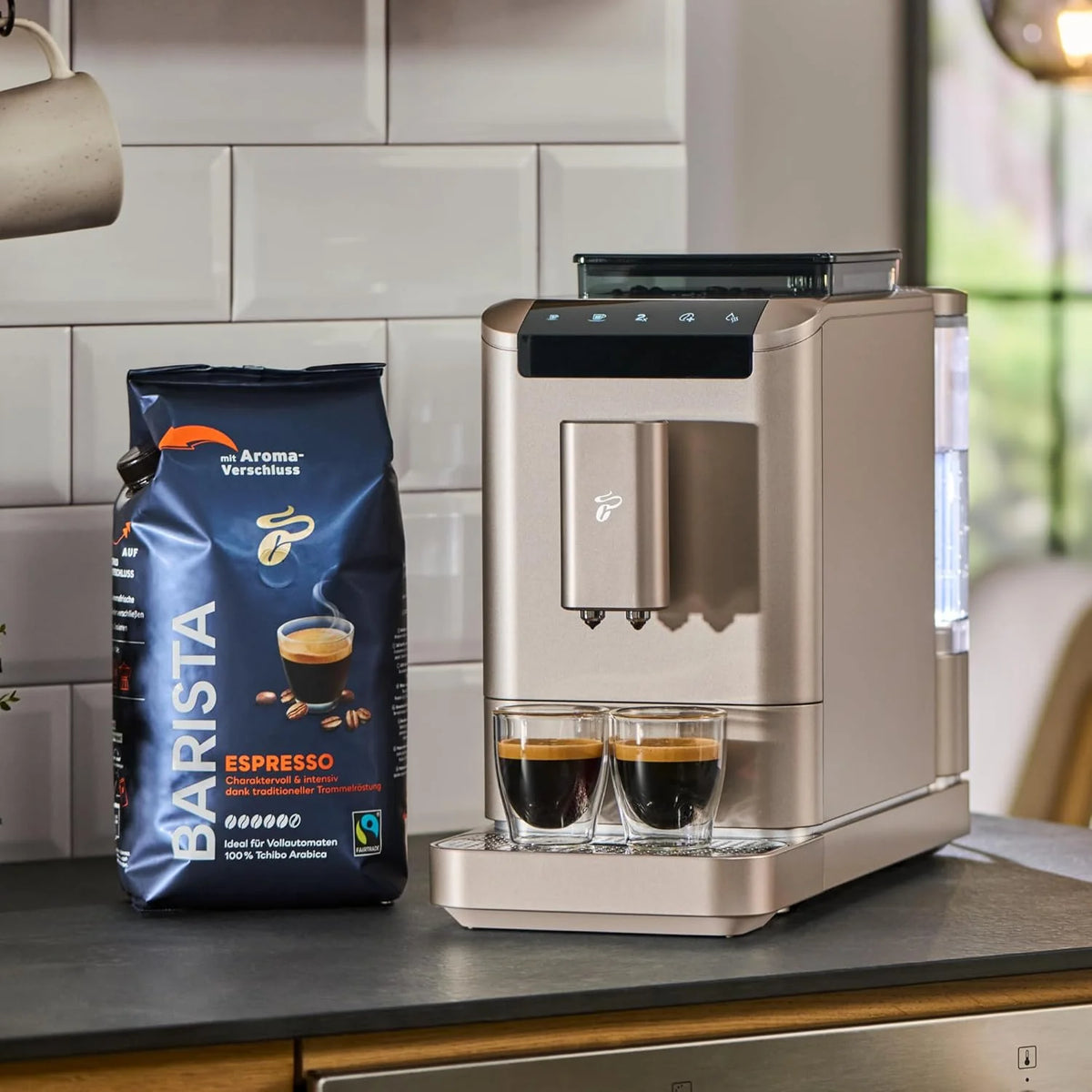 Cafetera automática Tchibo Esperto2 Caffè 2026 con función para 2 tazas (café crema y espresso), color negro granito. INCLUYE un kit de degustación de café GRATIS.