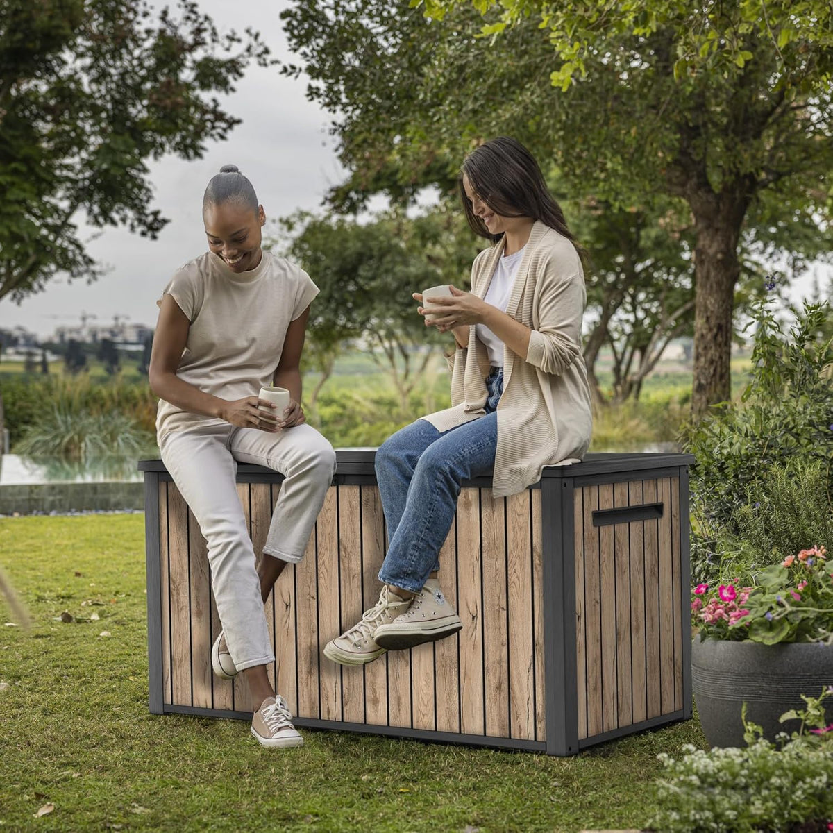 2026 Keter Caja de jardín Sierra 643L, 144 x 67 x 73 cm, plástico con aspecto de madera (pino), tapa con resortes de gas, se puede cerrar