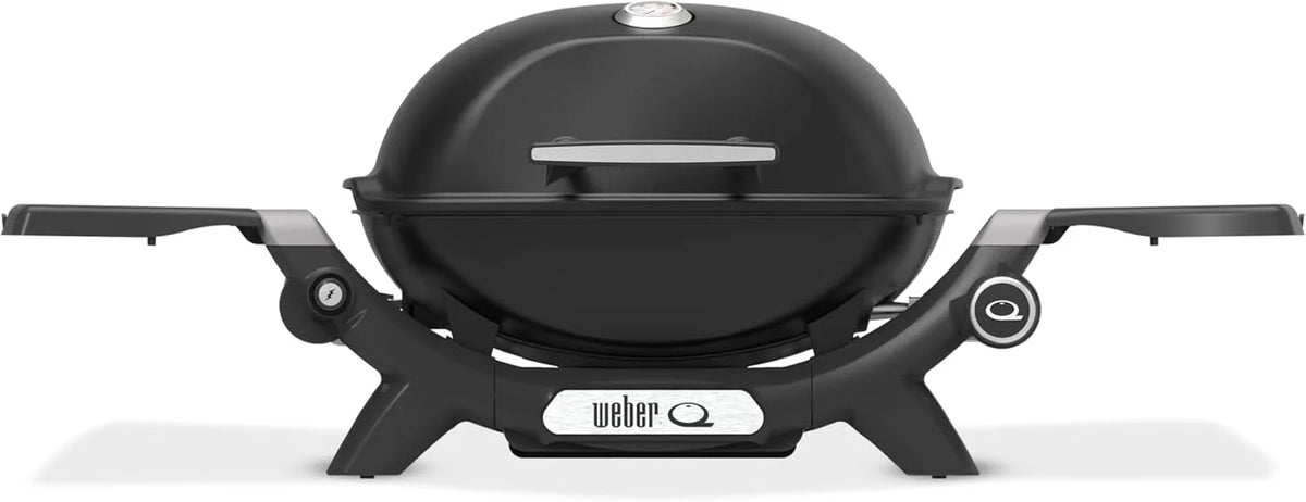 Parrilla de gas Weber Q 1200N 2026 con mesas laterales/Parrilla ligera para camping, patios y balcones con quemador de alto rendimiento, rejillas de hierro fundido esmaltadas en porcelana y encendido electrónico, color negro medianoche.
