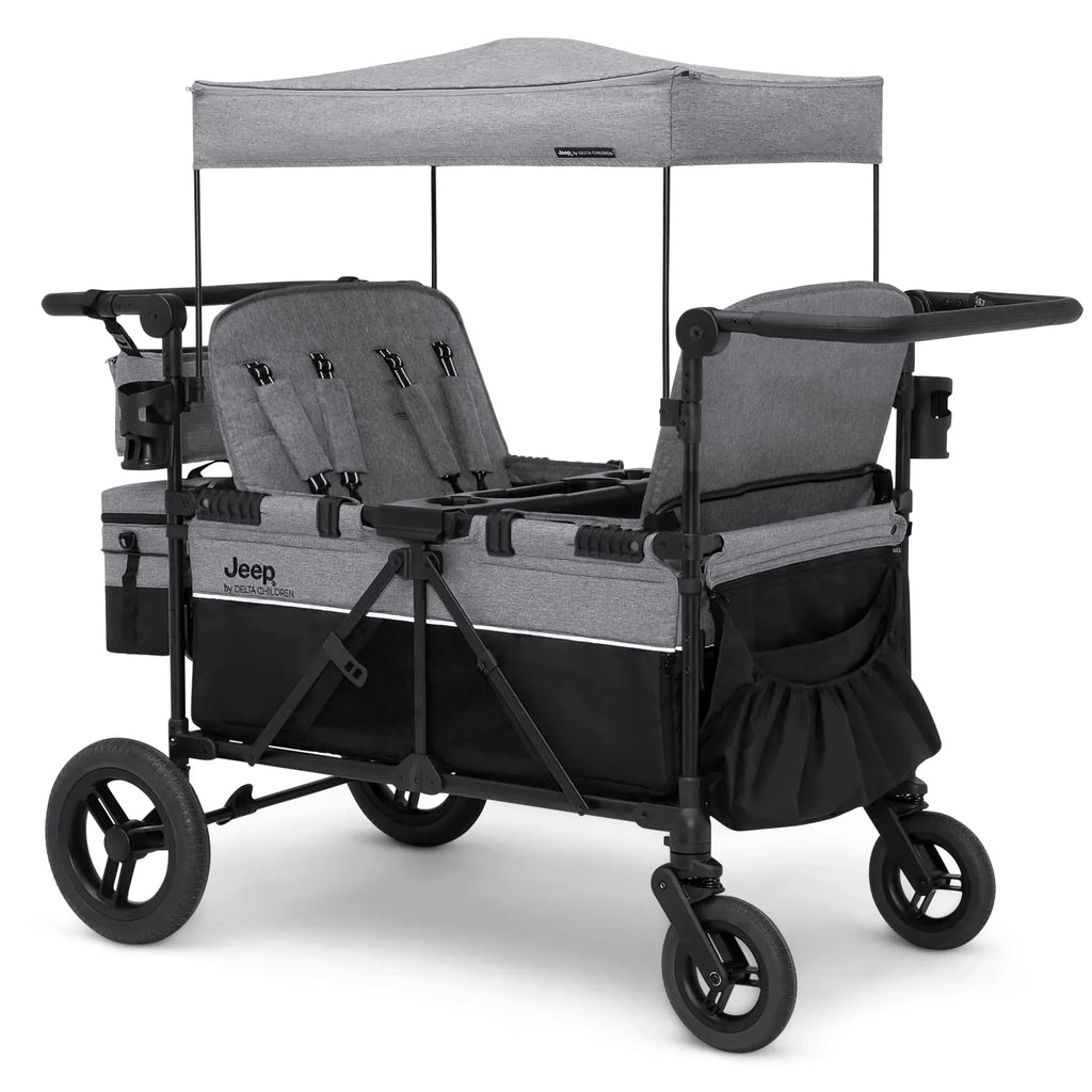 Cochecito de bebé Jeep Wrangler Deluxe de 4 plazas, modelo 2026, de Delta Children.