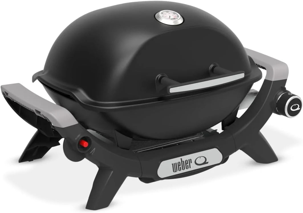 Parrilla de gas portátil Weber Q 1100N 2026, ligera, ideal para acampar, patios y balcones. Cuenta con quemador de alto rendimiento, rejillas de hierro fundido esmaltado y encendido electrónico. Color negro medianoche.