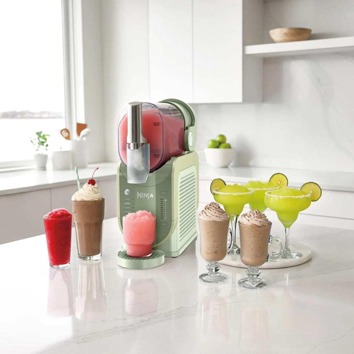 Máquina Ninja SLUSHi 2026 para granizados, cócteles helados, frappés, batidos y zumos congelados, no requiere hielo ni preparación, tecnología WhisperChill, capacidad de 1,9 L, color verde, FS301EUTG