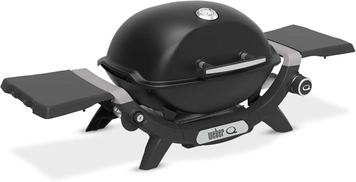 Parrilla de gas Weber Q 1200N 2026 con mesas laterales/Parrilla ligera para camping, patios y balcones con quemador de alto rendimiento, rejillas de hierro fundido esmaltadas en porcelana y encendido electrónico, color negro medianoche.