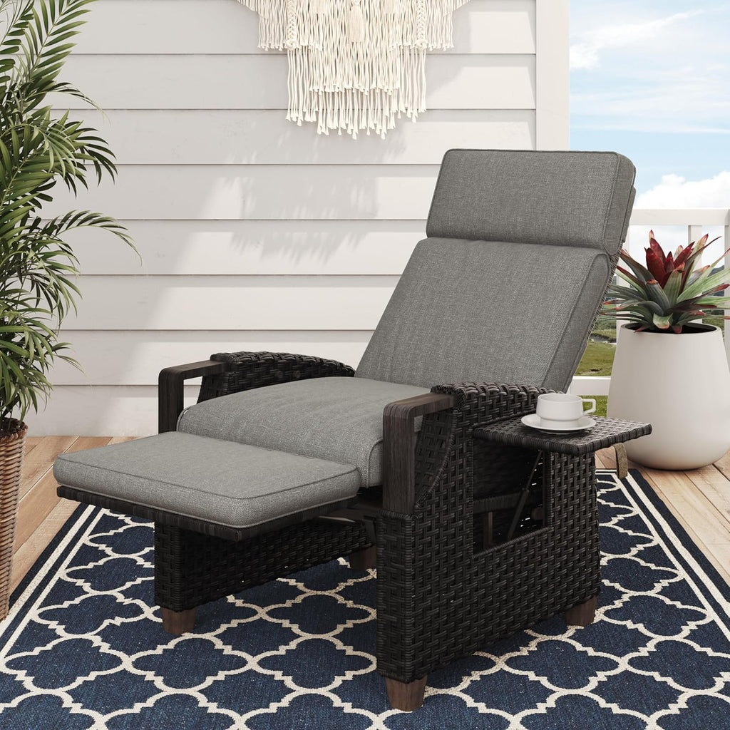 Tumbona de ratán Grand Patio 2026 con cojín de asiento, sillón, respaldo ajustable, para uso interior y exterior, gris oscuro – Cojín de asiento gris oscuro y ratán marrón.