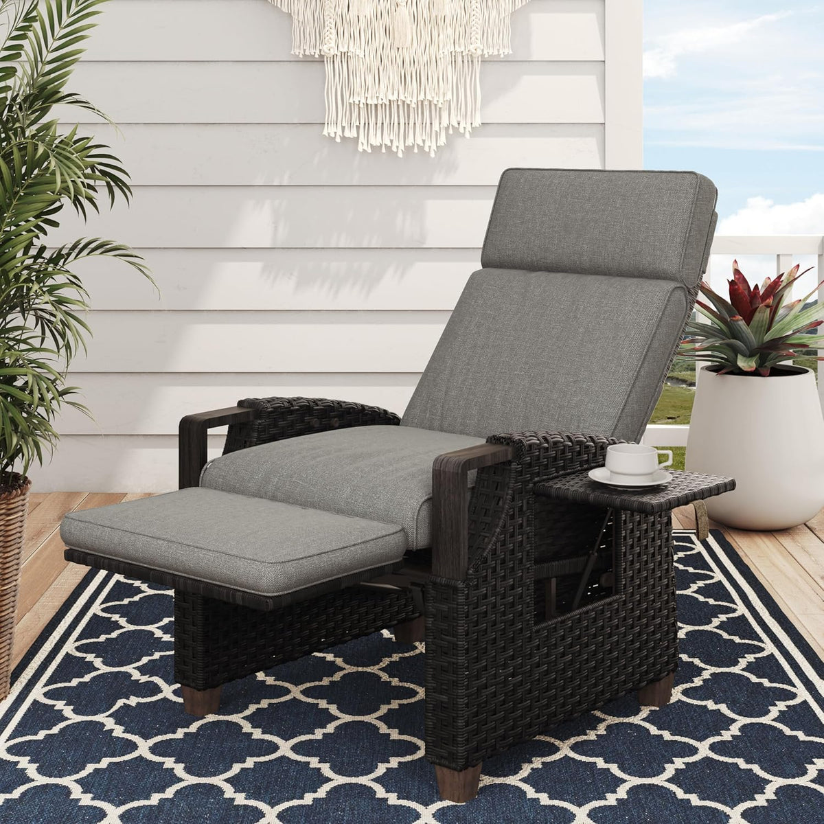 Tumbona de ratán Grand Patio 2026 con cojín de asiento, sillón, respaldo ajustable, para uso interior y exterior, gris oscuro – Cojín de asiento gris oscuro y ratán marrón.