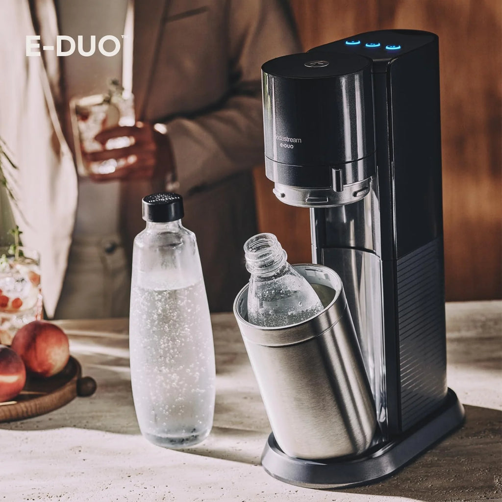 Máquina eléctrica para hacer agua con gas SodaStream E – DUO 2026 con cilindro de CO2 de conexión rápida | Incluye 1 botella de vidrio de 1 L y 2 botellas de plástico FUSE de 1 L (aptas para lavavajillas) | Color: Titanio