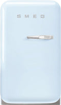 Minibar Smeg FAB5LDPB6, año 2026, estilo vintage, una puerta, 34 L, bisagra izquierda, refrigeración estática, 2 estantes ajustables, botellero e iluminación LED, altura 72,5 cm, azul celeste.