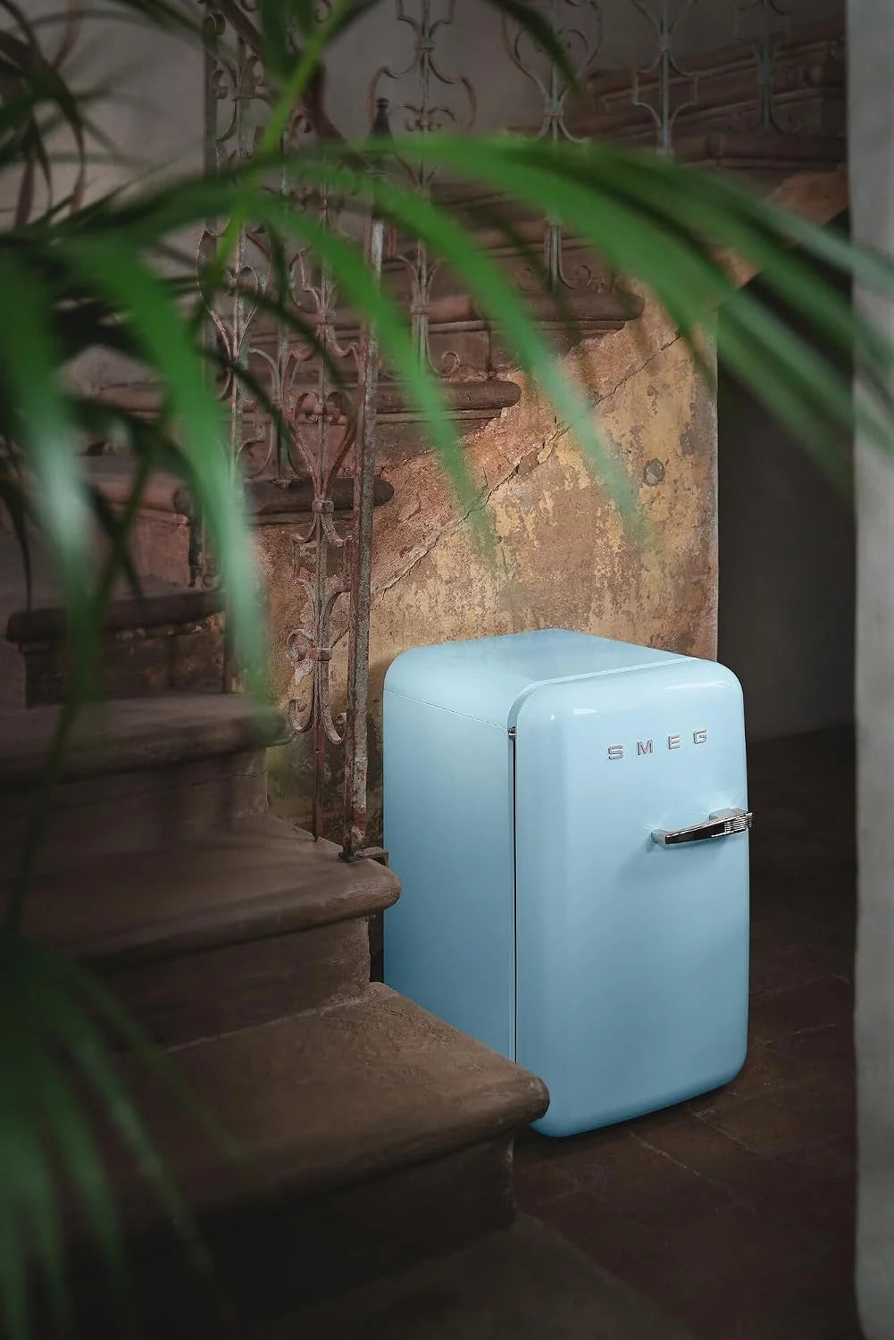 Minibar Smeg FAB5LDPB6, año 2026, estilo vintage, una puerta, 34 L, bisagra izquierda, refrigeración estática, 2 estantes ajustables, botellero e iluminación LED, altura 72,5 cm, azul celeste.