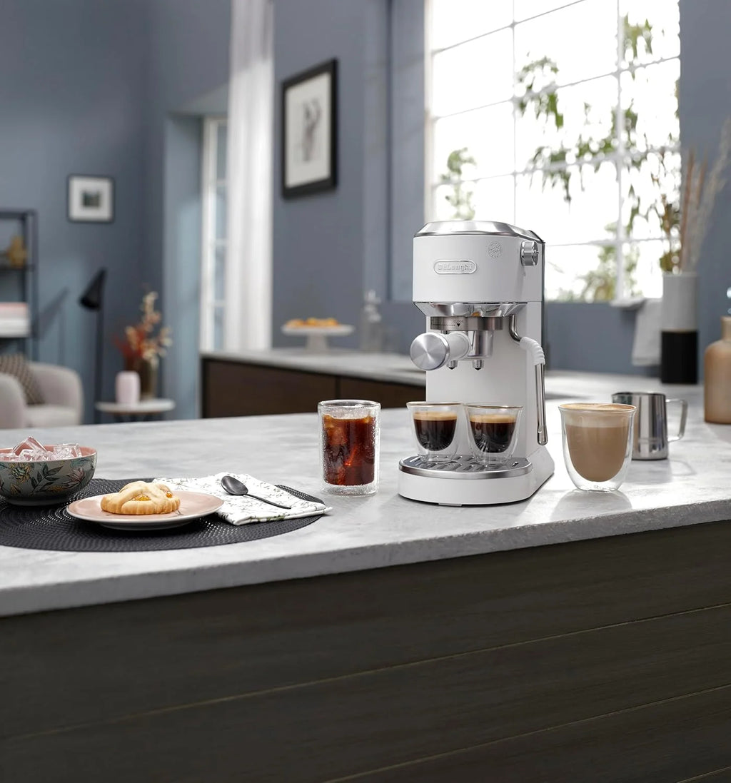 De'Longhi Dedica – Cafetera de Bomba de Acero Inoxidable para Café Molido o Monodosis, Espresso y Capuchino, Depósito de 1.3 Litros, Sistema Antigoteo, Modelo EC685.M, Color Metal 2026