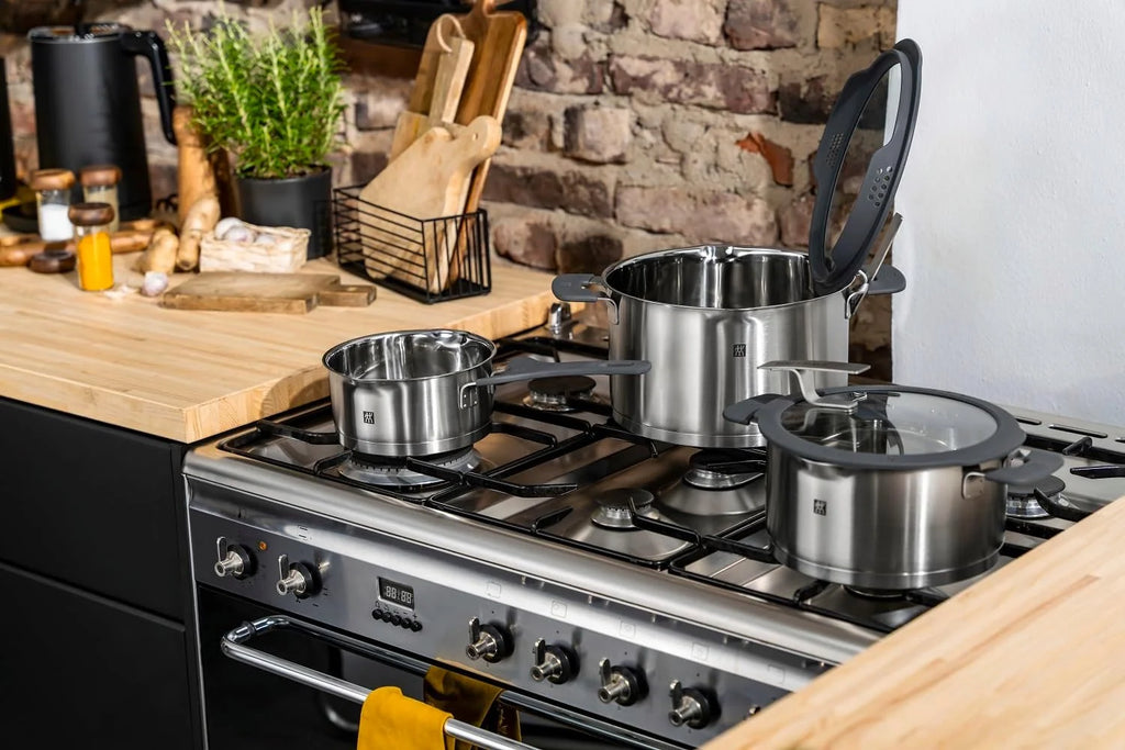 Juego de utensilios de cocina ZWILLING Simplify de 5 piezas, modelo 2026, con boquilla para verter, asas que se mantienen frías, apto para inducción, acero inoxidable, color plata.