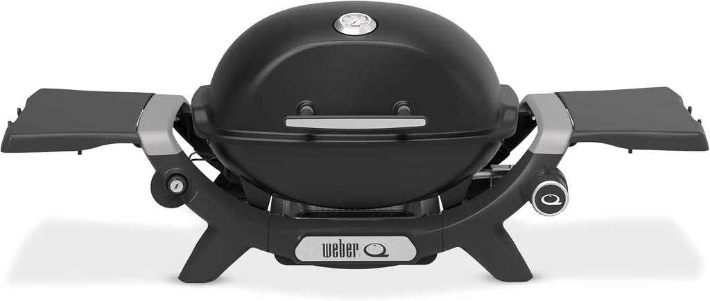 Parrilla de gas Weber Q 1200N 2026 con mesas laterales/Parrilla ligera para camping, patios y balcones con quemador de alto rendimiento, rejillas de hierro fundido esmaltadas en porcelana y encendido electrónico, color negro medianoche.