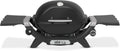 Parrilla de gas Weber Q 1200N 2026 con mesas laterales/Parrilla ligera para camping, patios y balcones con quemador de alto rendimiento, rejillas de hierro fundido esmaltadas en porcelana y encendido electrónico, color negro medianoche.