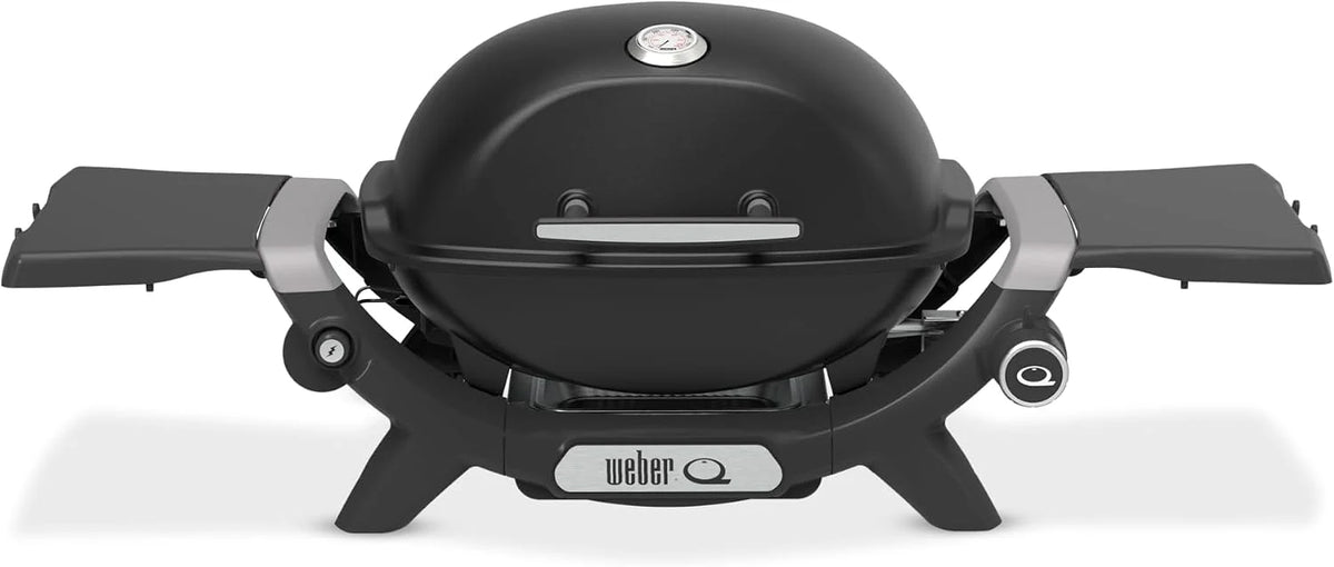 Parrilla de gas Weber Q 1200N 2026 con mesas laterales/Parrilla ligera para camping, patios y balcones con quemador de alto rendimiento, rejillas de hierro fundido esmaltadas en porcelana y encendido electrónico, color negro medianoche.