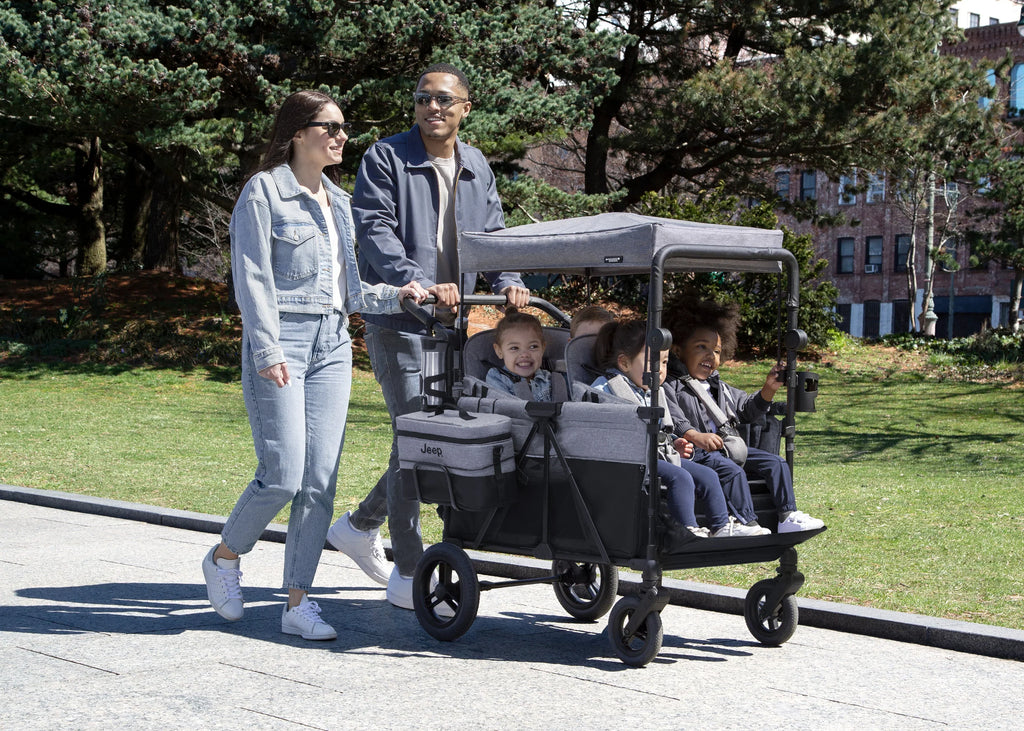 Carrito-Paseador Jeep Wrangler Deluxe para 4 Niños – Capota Desmontable, Bolsa Térmica, Asientos Modulares, Almacenamiento XXL, Ruedas Antipinchazos, Manillares Ajustables 2026