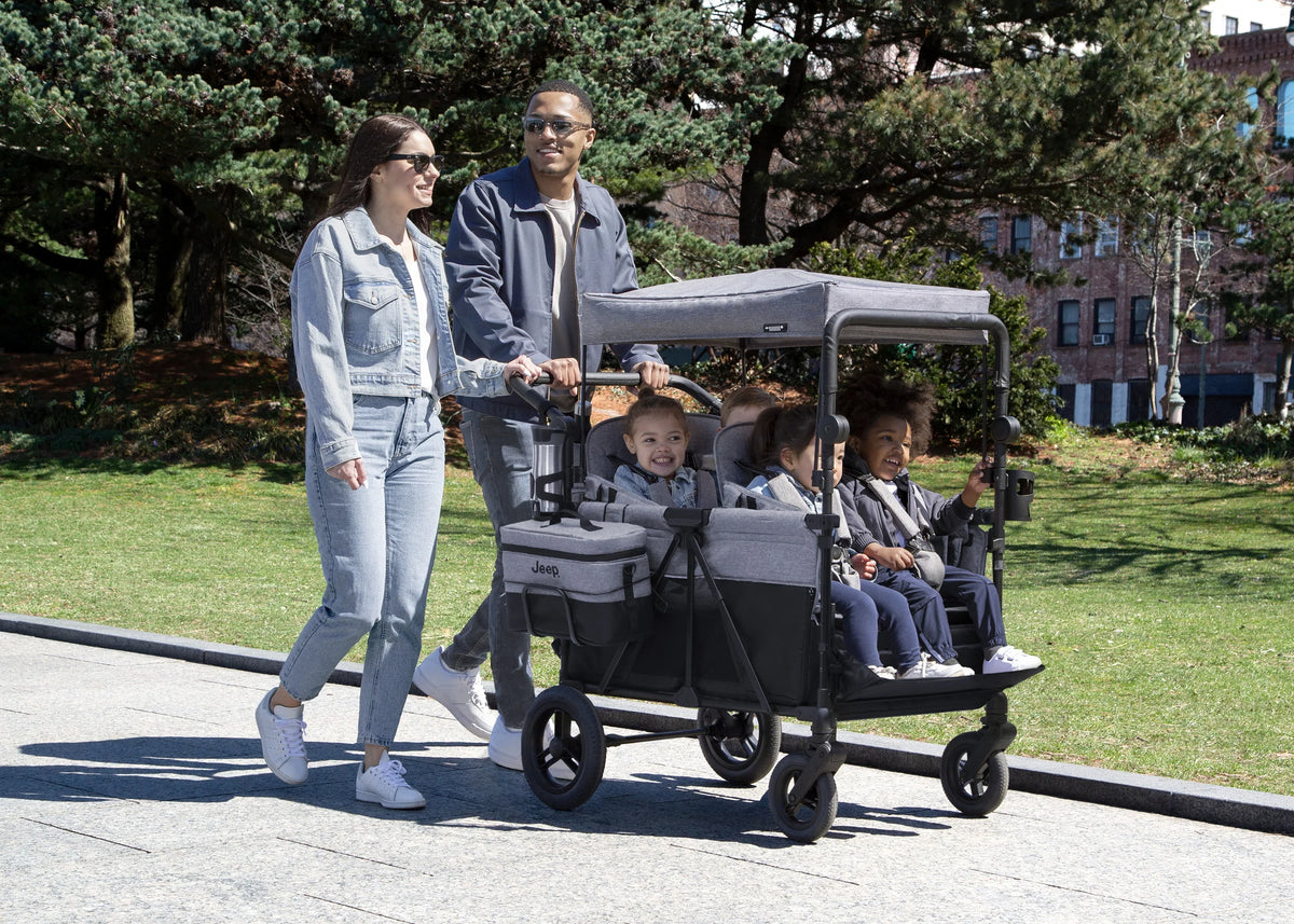 Carrito-Paseador Jeep Wrangler Deluxe para 4 Niños – Capota Desmontable, Bolsa Térmica, Asientos Modulares, Almacenamiento XXL, Ruedas Antipinchazos, Manillares Ajustables 2026