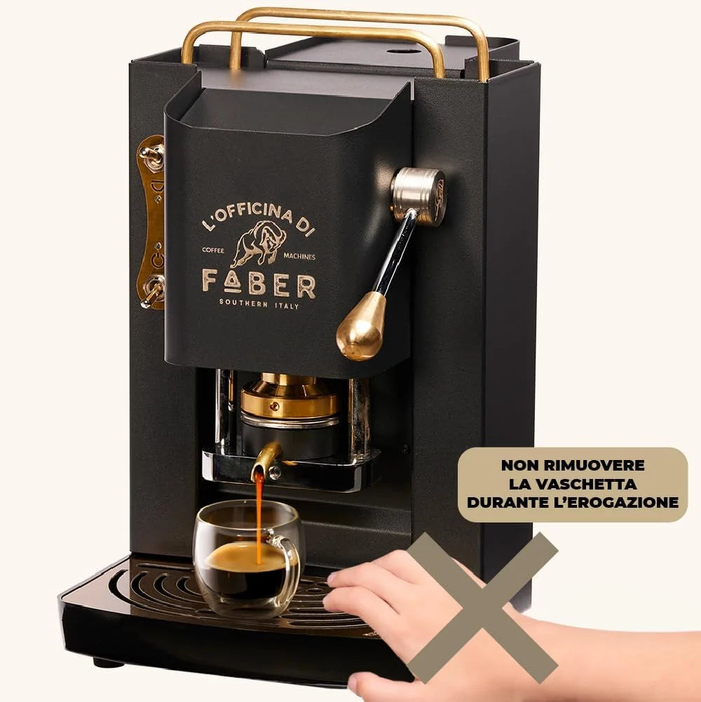 Cafetera Faber PRO Total Deluxe 2026, fabricada en latón, con papel ESE de 44 mm y capacidad de 1,3 litros (blanca).