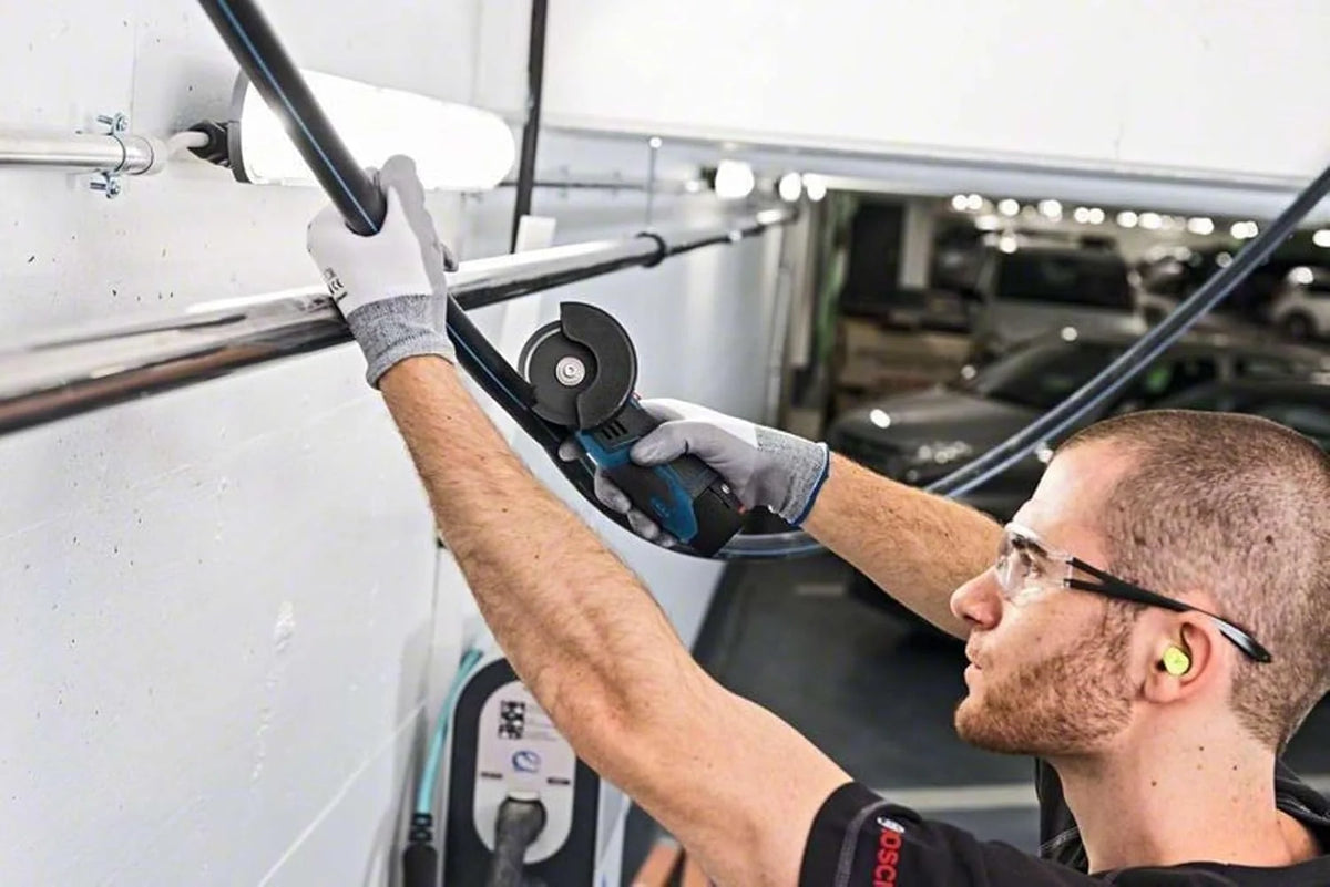 2026 Amoladora angular inalámbrica profesional de 12 V GWS 12V – 76 (incluye 2 baterías de 3,0 Ah, cargador rápido GAL 1230 CV, 1 disco multiusos de carburo, 2 discos de corte Expert para acero inoxidable, L – BOXX2)