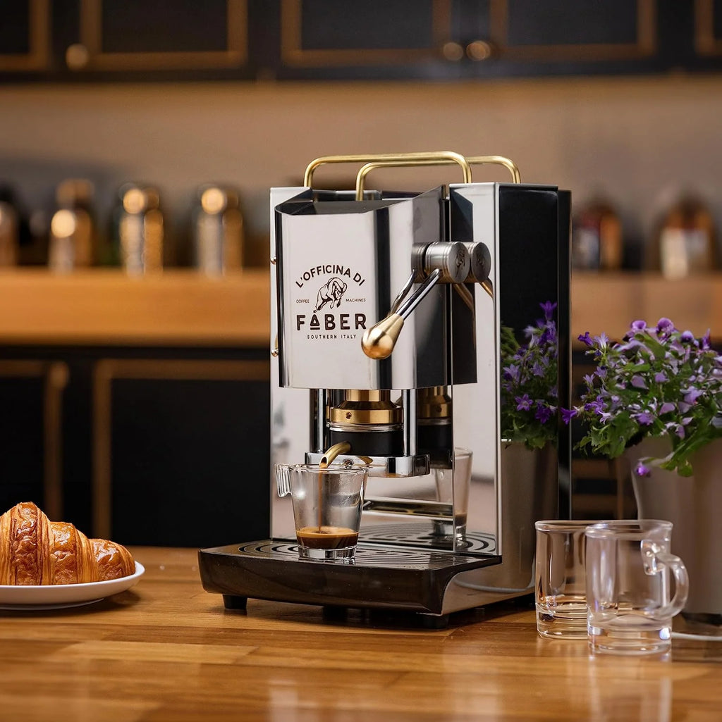 Cafetera Faber PRO Total Deluxe 2026, fabricada en latón, con papel ESE de 44 mm y capacidad de 1,3 litros (blanca).