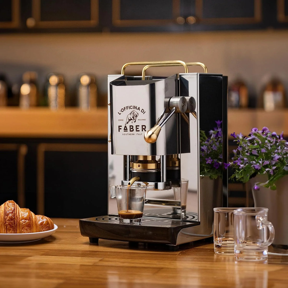 Cafetera Faber PRO Total Deluxe 2026, fabricada en latón, con papel ESE de 44 mm y capacidad de 1,3 litros (blanca).