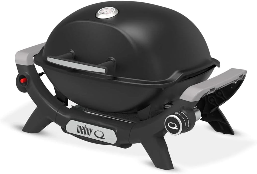 Parrilla de gas portátil Weber Q 1100N 2026, ligera, ideal para acampar, patios y balcones. Cuenta con quemador de alto rendimiento, rejillas de hierro fundido esmaltado y encendido electrónico. Color negro medianoche.