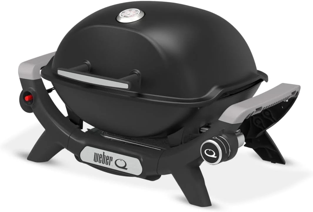 Parrilla de gas portátil Weber Q 1100N 2026, ligera, ideal para acampar, patios y balcones. Cuenta con quemador de alto rendimiento, rejillas de hierro fundido esmaltado y encendido electrónico. Color negro medianoche.