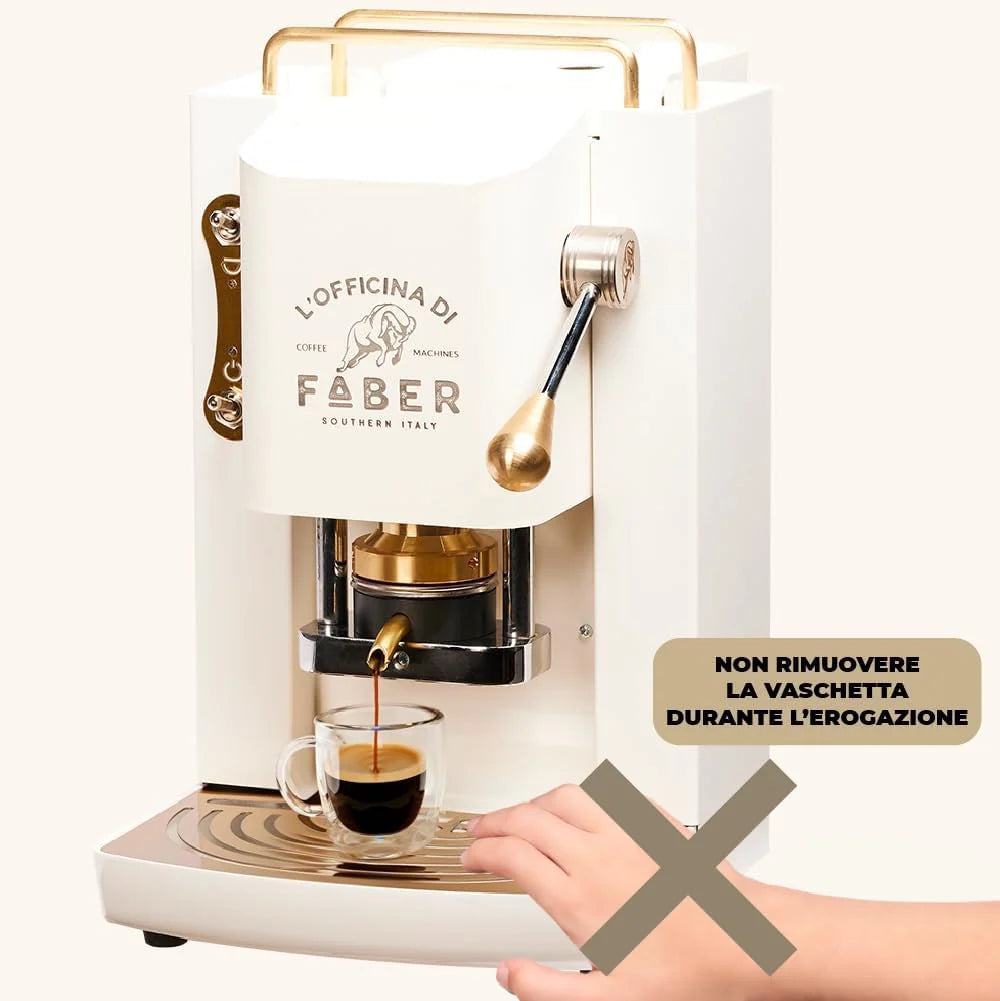 Cafetera Faber PRO Total Deluxe 2026, fabricada en latón, con papel ESE de 44 mm y capacidad de 1,3 litros (blanca).