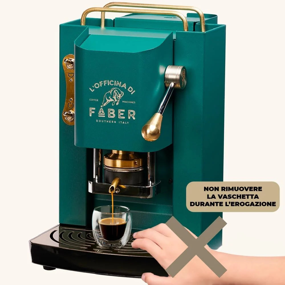 Cafetera Faber PRO Total Deluxe 2026, fabricada en latón, con papel ESE de 44 mm y capacidad de 1,3 litros (blanca).