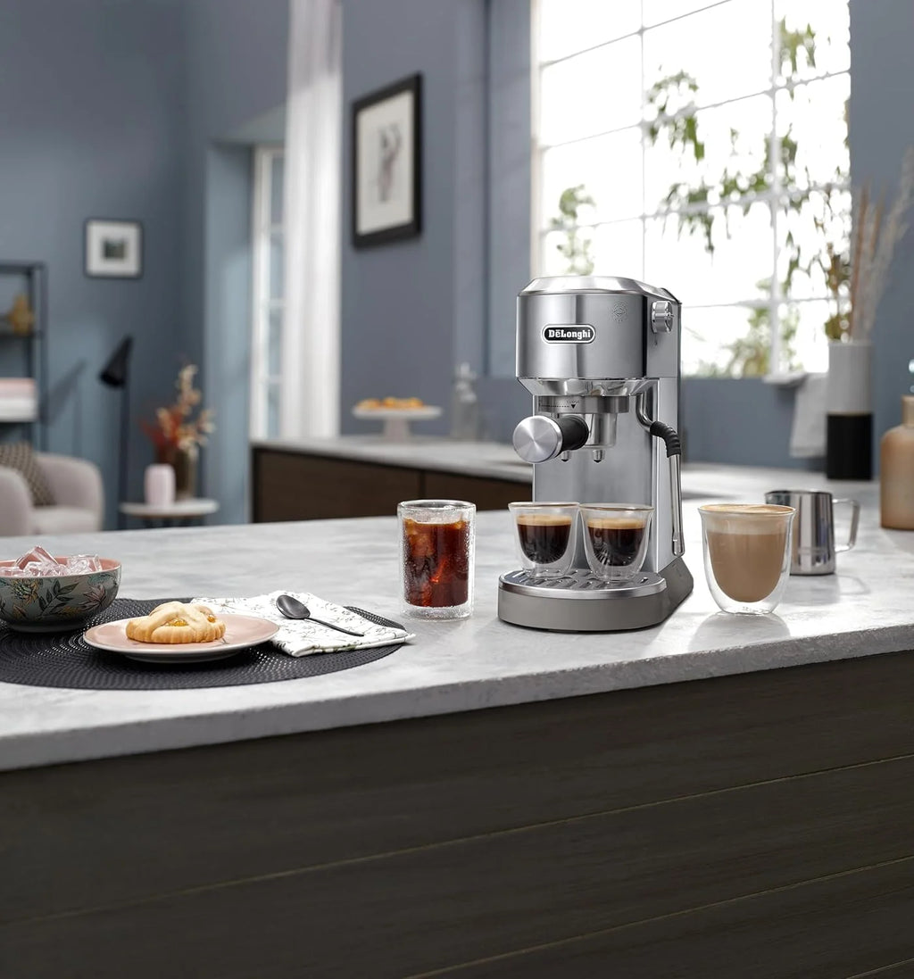 De'Longhi Dedica – Cafetera de Bomba de Acero Inoxidable para Café Molido o Monodosis, Espresso y Capuchino, Depósito de 1.3 Litros, Sistema Antigoteo, Modelo EC685.M, Color Metal 2026