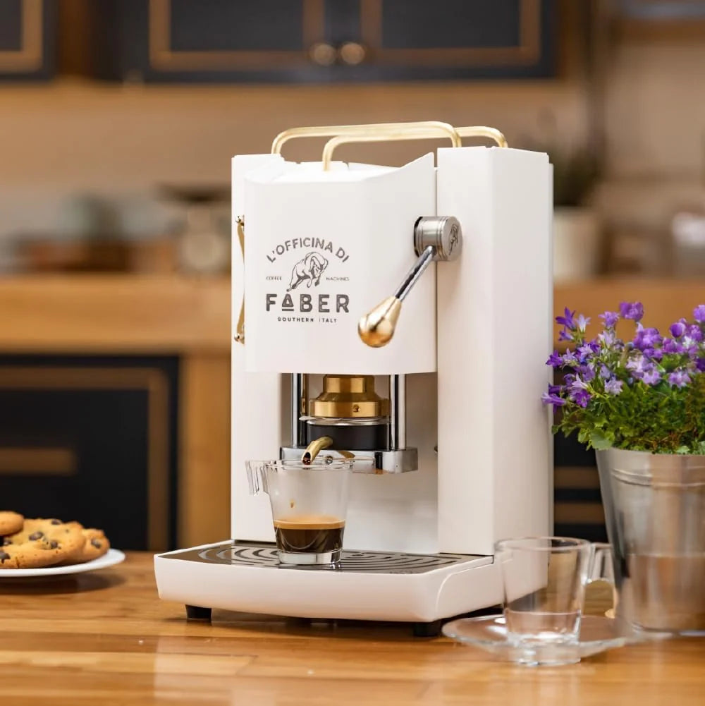 Cafetera Faber PRO Total Deluxe 2026, fabricada en latón, con papel ESE de 44 mm y capacidad de 1,3 litros (blanca).